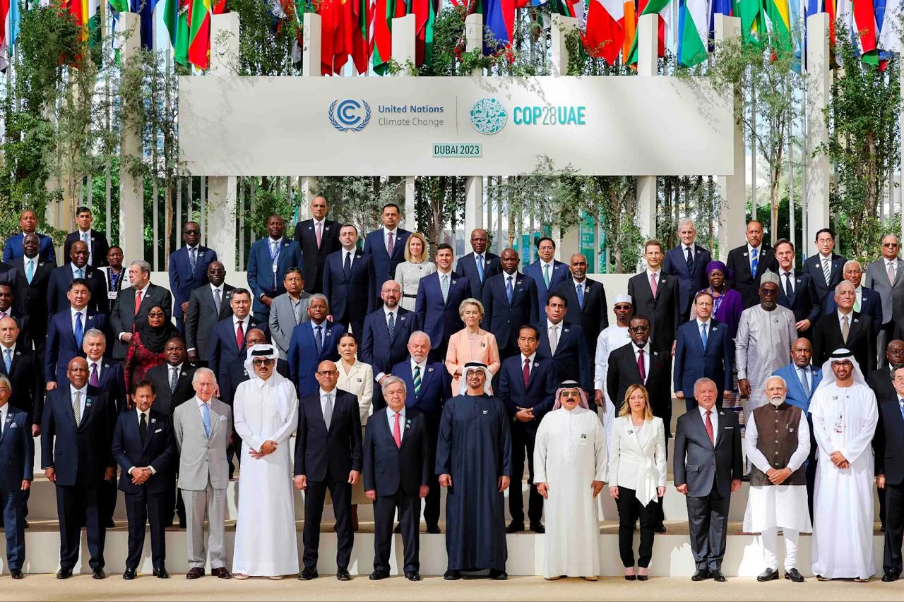 Líderes mundiais reunidos na COP28, realizada em Dubai, em 2023, para debater ações globais de combate à crise climática e transição energética. Imagem: COP28/Mahmoud Khaled