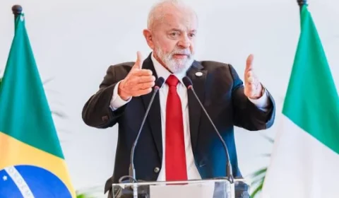 Lula vê ‘prática terrorista’ de Eduardo Bolsonaro e diz que Brasil defenderá Moraes