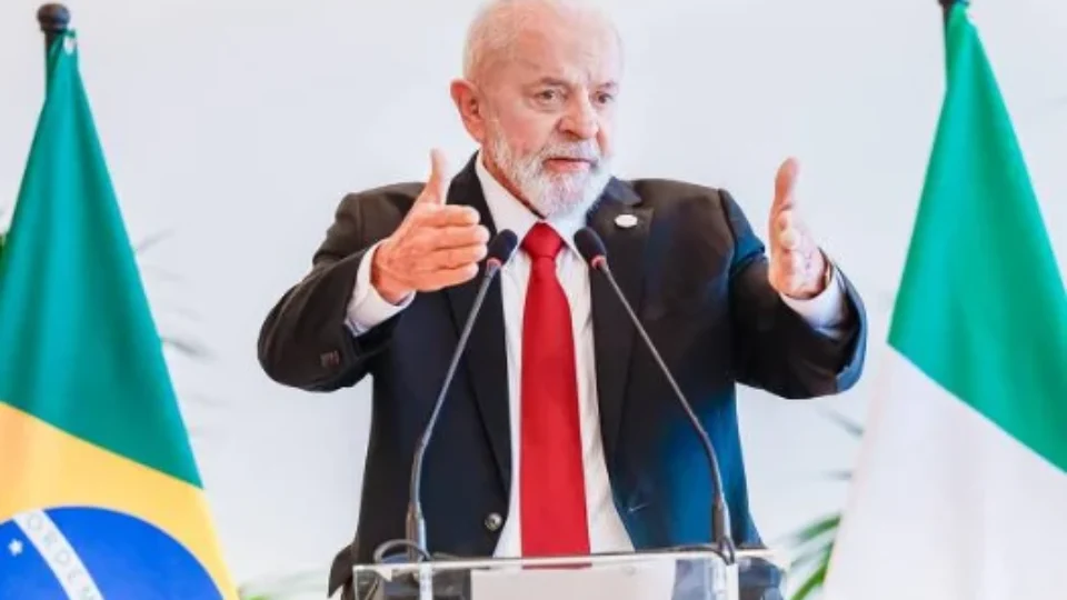 Lula vê ‘prática terrorista’ de Eduardo Bolsonaro e diz que Brasil defenderá Moraes