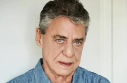 Chico Buarque tem alta do hospital após cirurgia no cérebro