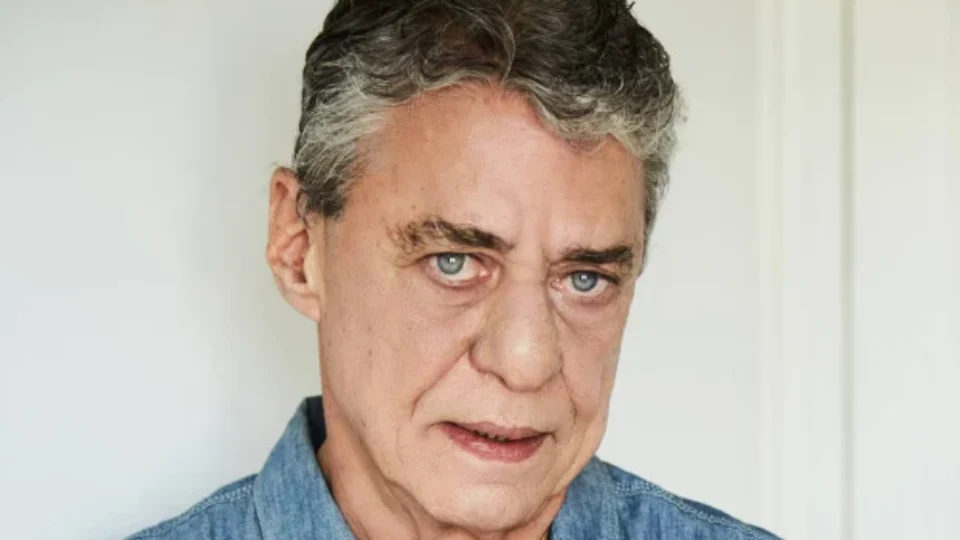 Chico Buarque tem alta do hospital após cirurgia no cérebro