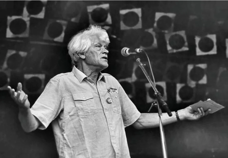 Conhecido por sua crítica à noção capitalista de tempo, o historiador E. P. Thompson uma vez disse que "o tempo é agora moeda: não se gasta, apenas se investe". Imagem: reprodução 