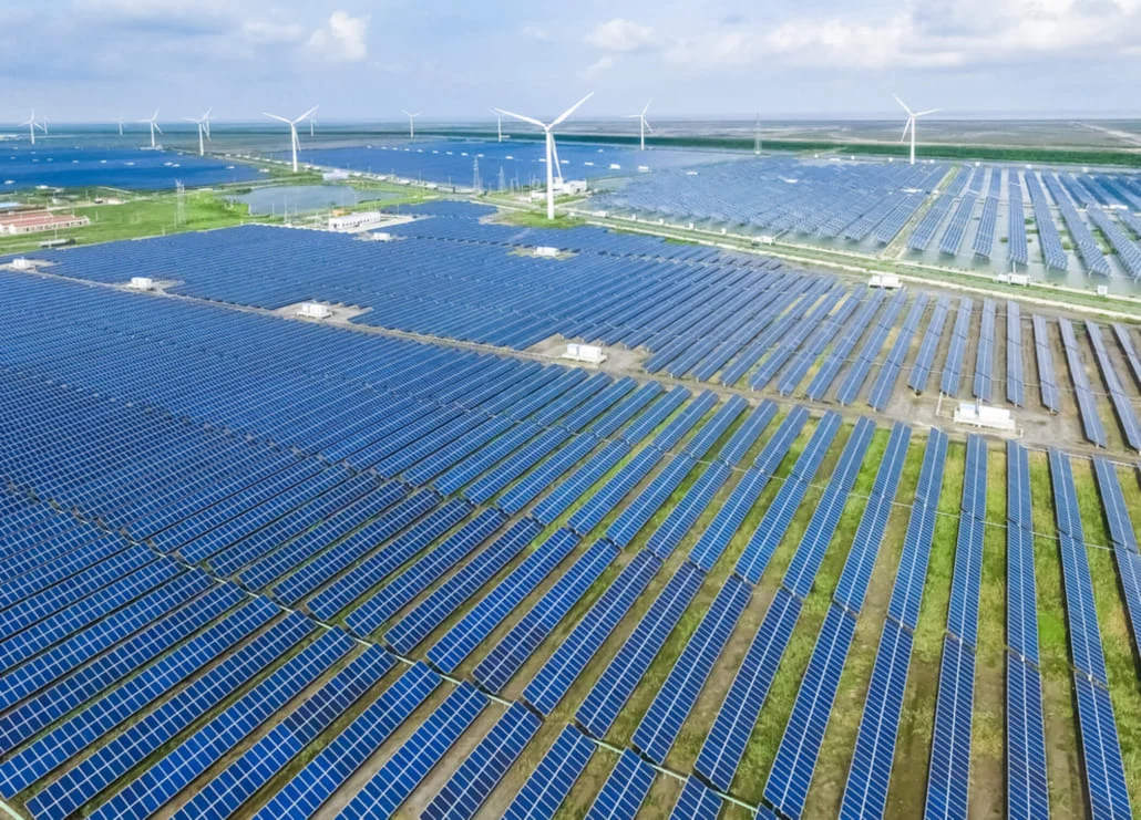 Painel solar e turbinas eólicas lado a lado representam uma alternativa para o futuro da matriz energética renovável. Imagem: Atlas Energy