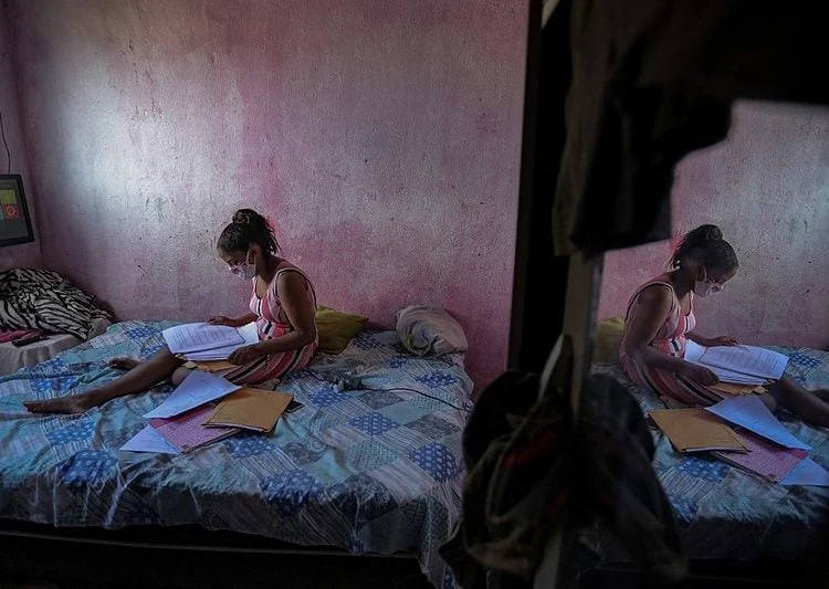 Durante a pandemia da Covid-19, quando a educação a distância se tornou obrigatória para a continuidade do ensino, cerca de seis milhões de alunos não possuíam nenhum tipo de acesso à internet. Foto: Leo Malafaia/AFP
