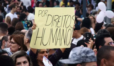 PESQUISA: Quanto menor a escolaridade, pior é a imagem da esquerda