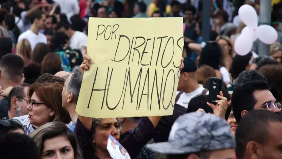 PESQUISA: Quanto menor a escolaridade, pior &eacute; a imagem da esquerda