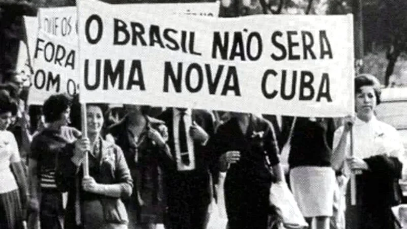 Com o objetivo de “combater o comunismo”, a Marcha da Família com Deus pela Liberdade reuniu milhares de pessoas em março de 1964. Foto: Carlos Ceneviva/AP/picture alliance