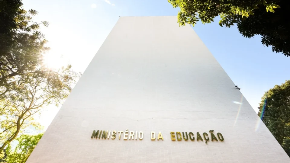 MEC premiará 100 mil professores com computadores, notebooks e tablets