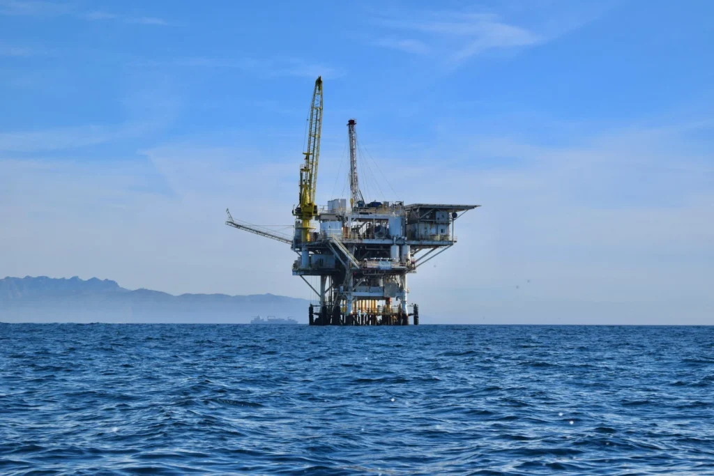 Petróleo supera US$ 110, maior valor desde março, após ataques no Golfo