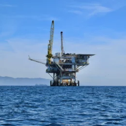 Petróleo supera US$ 100 pela primeira vez desde maio com intensificação da guerra no Irã