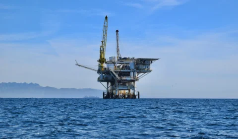 Petróleo supera US$ 110, maior valor desde março, após ataques no Golfo