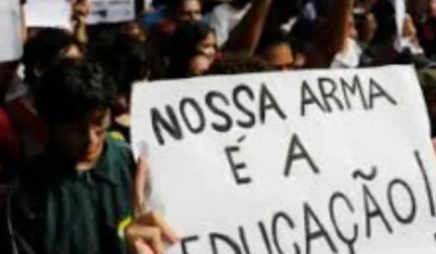IDEB serve para isso, para castigar e justificar políticas que favorecem a privatização