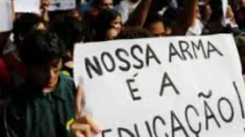 IDEB serve para isso, para castigar e justificar políticas que favorecem a privatização