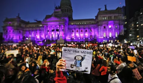 Manifestação em Buenos Aires reúne aposentados, cientistas e feministas contra governo Milei