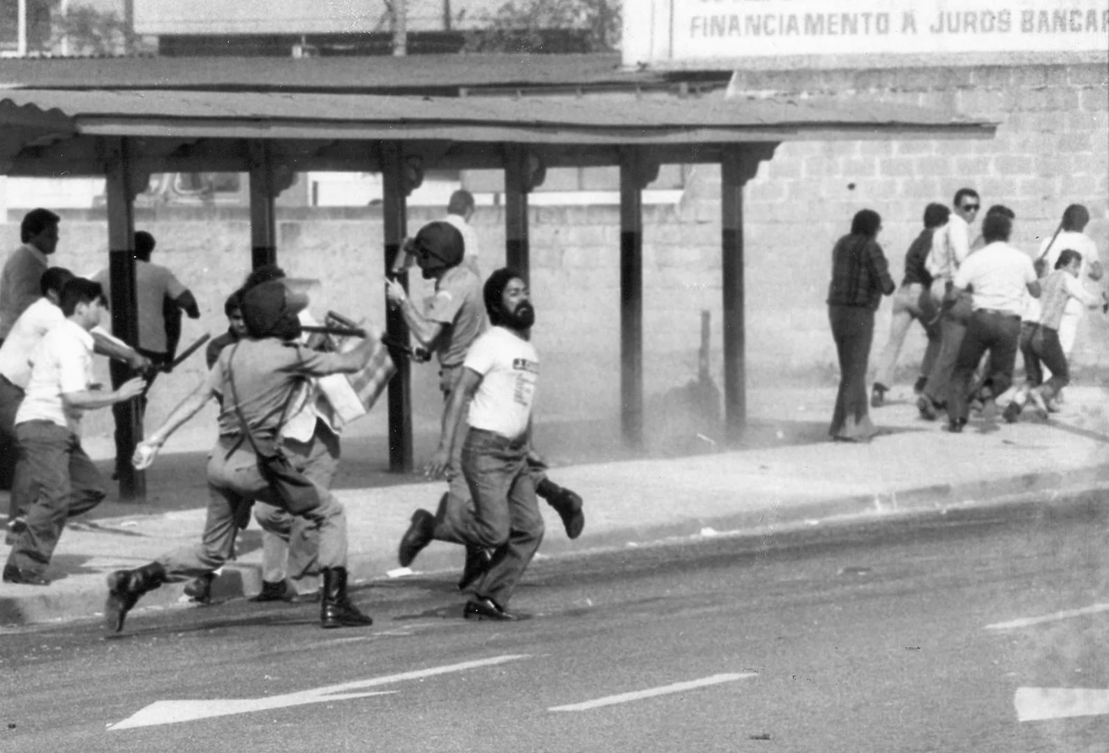 repressao policial greve metalurgicos Repressão policial durante greve dos metalúrgicos no ABC paulista em 1979. Foto: Arquivo Público do Estado de São Paulo