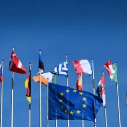 UE avalia imposto sobre grandes empresas que atingiria big techs dos EUA