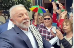 ‘Acho que Alá baixou na minha cabeça’, diz brasileira que deu lenço palestino a Lula
