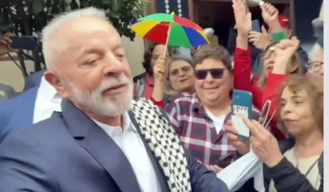 ‘Acho que Alá baixou na minha cabeça’, diz brasileira que deu lenço palestino a Lula