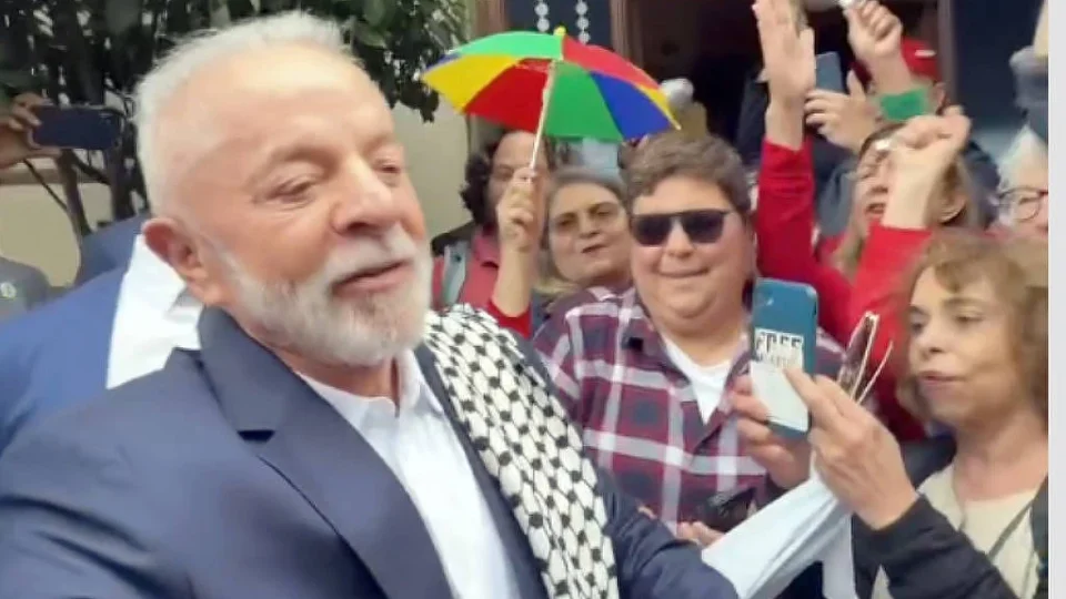 ‘Acho que Alá baixou na minha cabeça’, diz brasileira que deu lenço palestino a Lula
