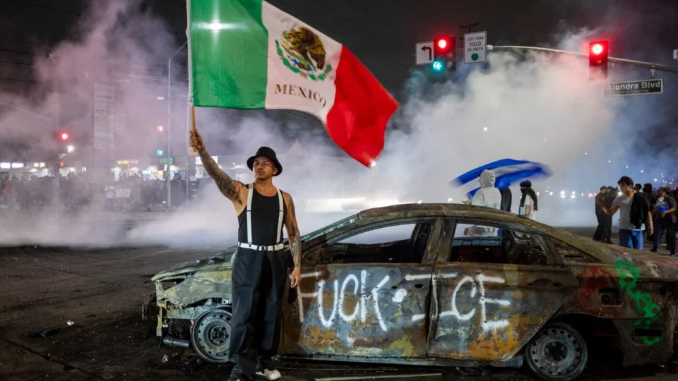 Ruas de Los Angeles têm atos pró-imigrantes; Trump mobiliza Guarda Nacional