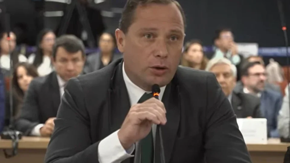 Cid diz que defesa de Bolsonaro tenta desestabilizar processo sobre golpe