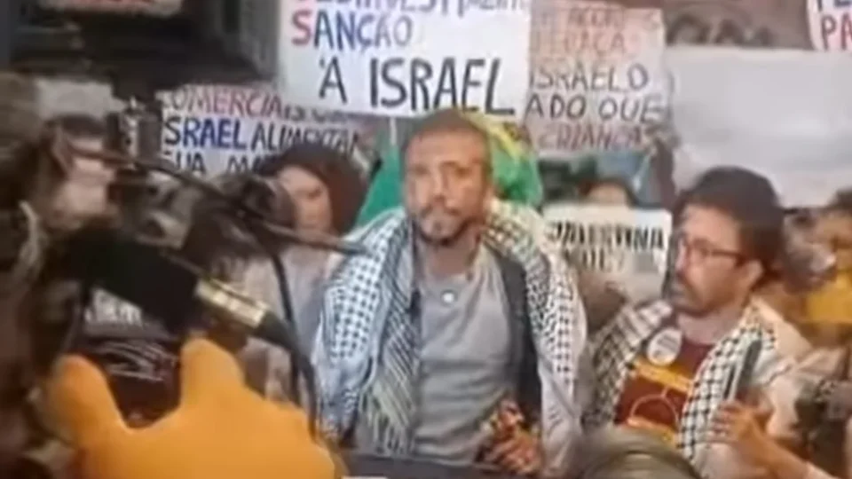 Após ser deportado por Israel, ativista Thiago Ávila desembarca em São Paulo