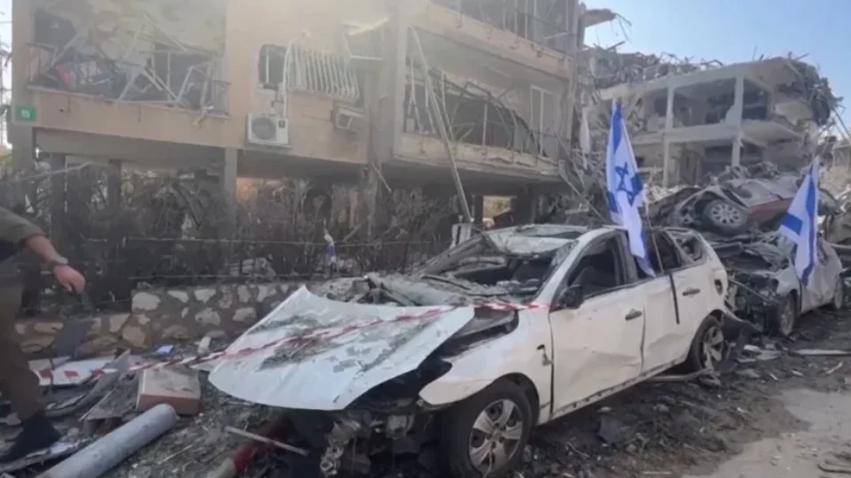 Irã dispara mísseis contra Israel em resposta a bombardeio maciço