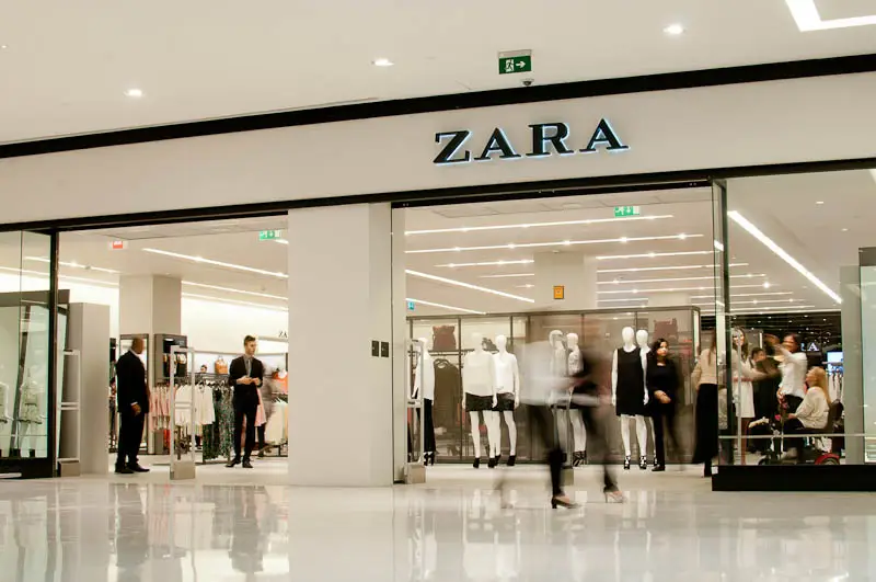 Grandes marcas como Zara já estiveram envolvidas em denúncias de uso de trabalho análogo à escravidão em sua cadeia de produção. Imagem: reprodução 