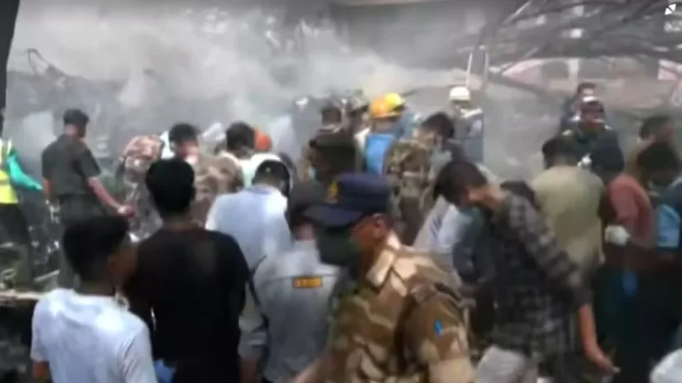 Avião com 242 pessoas cai na Índia logo após decolar rumo a Londres