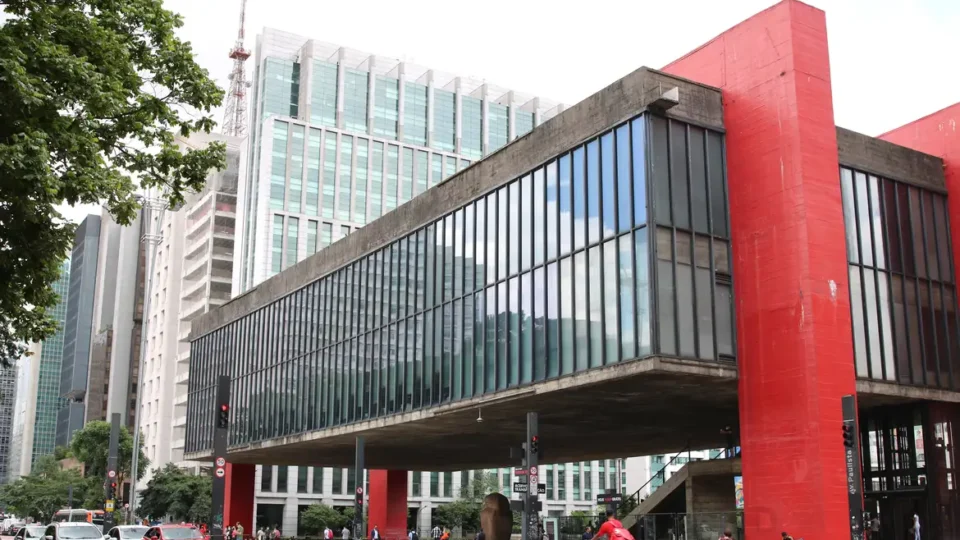 Masp é investigado por vender 20 cavaletes tombados de Lina Bo Bardi