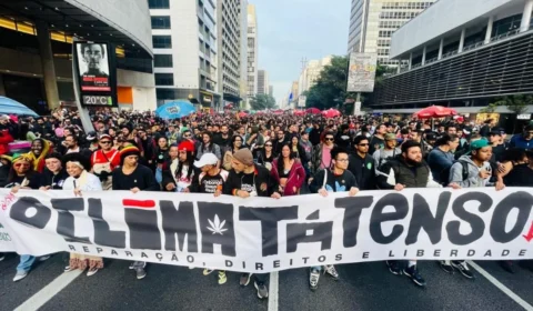 Marcha da Maconha reúne milhares de pessoas em SP por fim da guerra às drogas