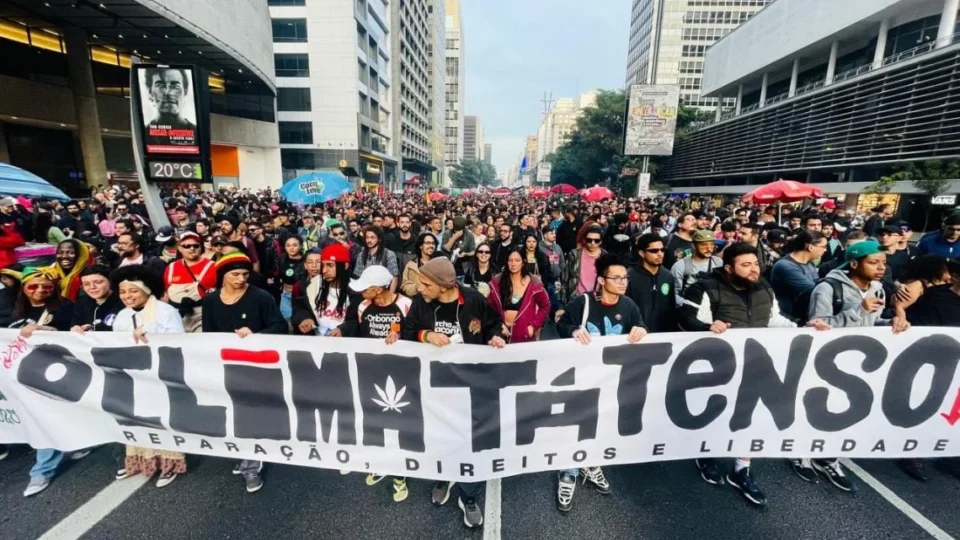 Marcha da Maconha reúne milhares de pessoas em SP por fim da guerra às drogas
