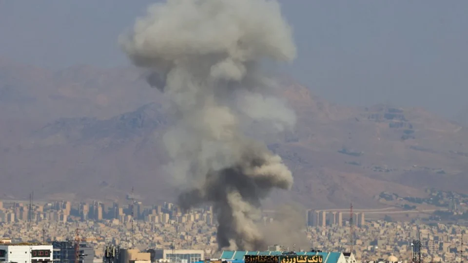 Israel e Irã trocam ataques em 3º dia de conflito; explosões são registradas nos dois países