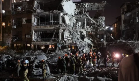 Israel mata 3 líderes iranianos e ataca área nuclear; Irã bombardeia Tel Aviv