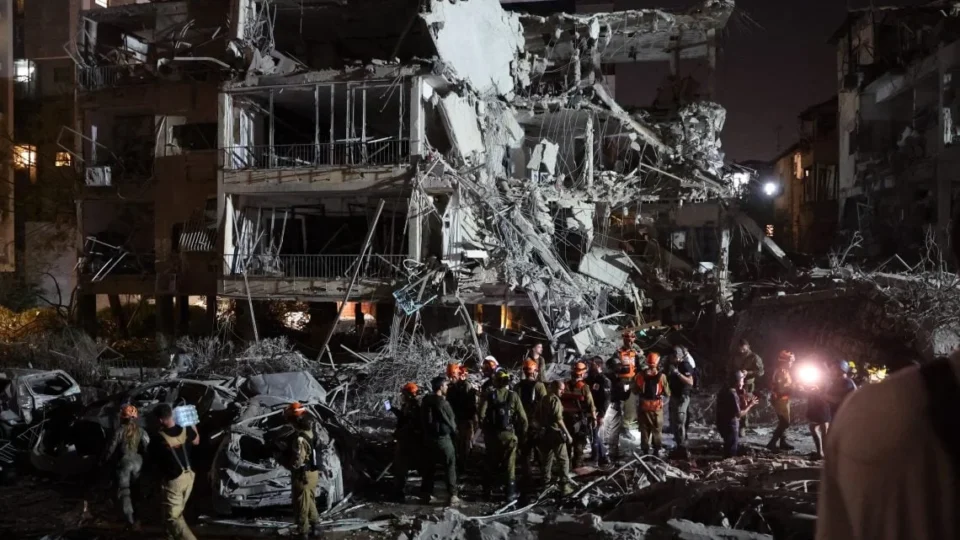 Israel mata 3 líderes iranianos e ataca área nuclear; Irã bombardeia Tel Aviv