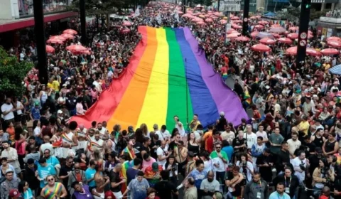 Na parada de SP, comunidade LGBT+ reinvidica envelhecimento digno e respeito à memória