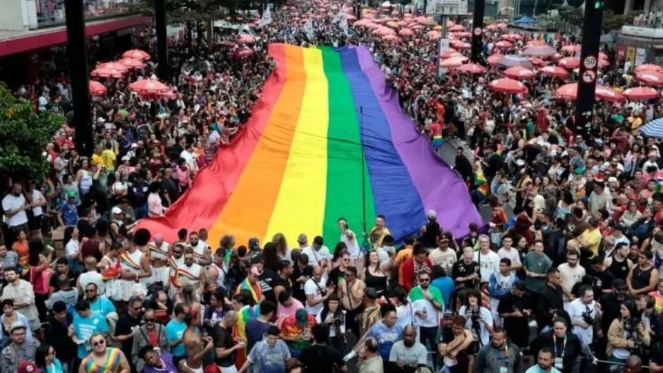 Na parada de SP, comunidade LGBT+ reinvidica envelhecimento digno e respeito à memória