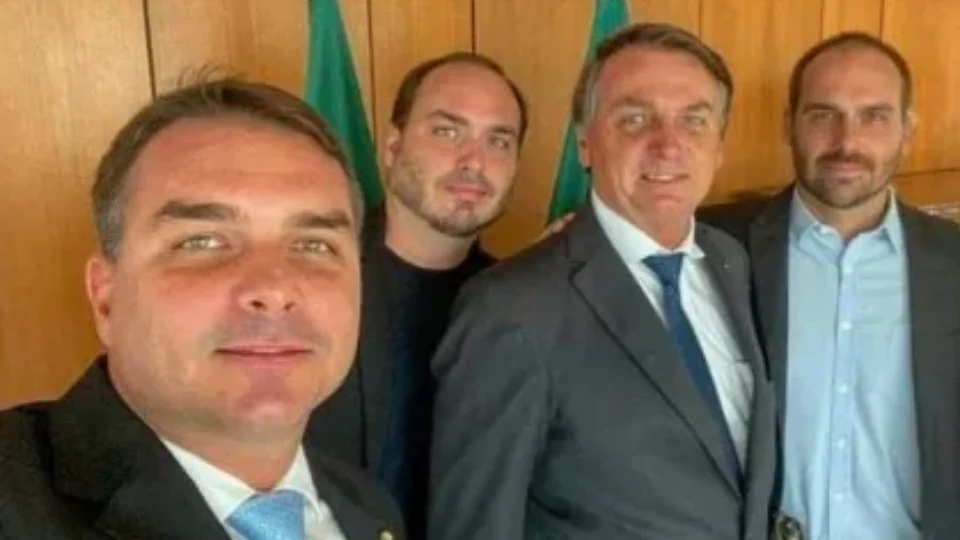 Bolsonaro diz que sempre guardou dólares em casa, mas nunca declarou ao TSE