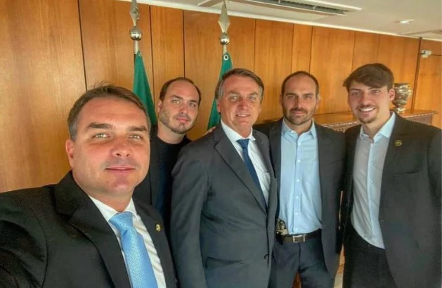O ex-presidente Jair Bolsonaro com os filhos Flávio, Carlos, Eduardo e Jair Renan