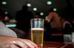 Bebida alcoólica pode estar associada a 8 tipos de câncer, aponta estudo