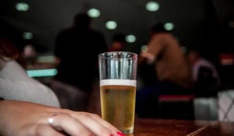 Bebida alcoólica pode estar associada a 8 tipos de câncer, aponta estudo