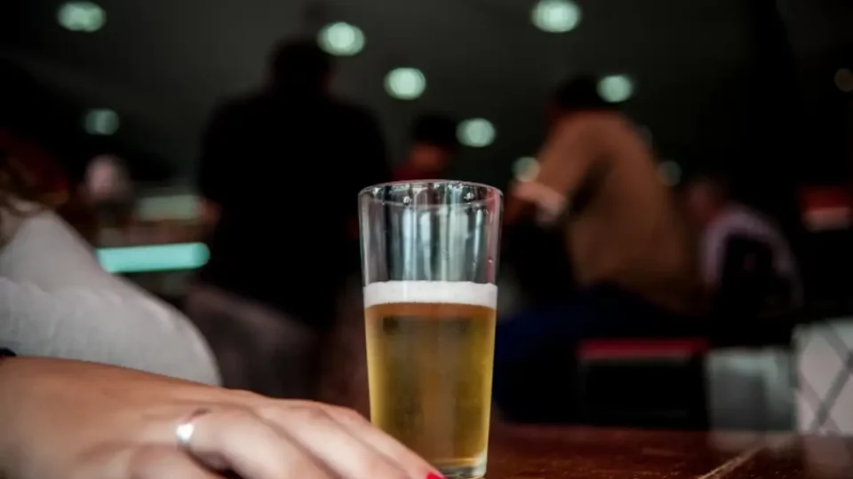 Bebida alcoólica pode estar associada a 8 tipos de câncer, aponta estudo