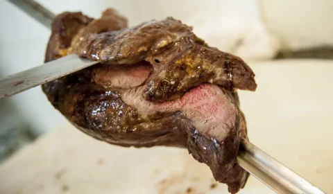 Churrasco e álcool: combinação pode aumentar as chances de desenvolver diferentes tipos de câncer