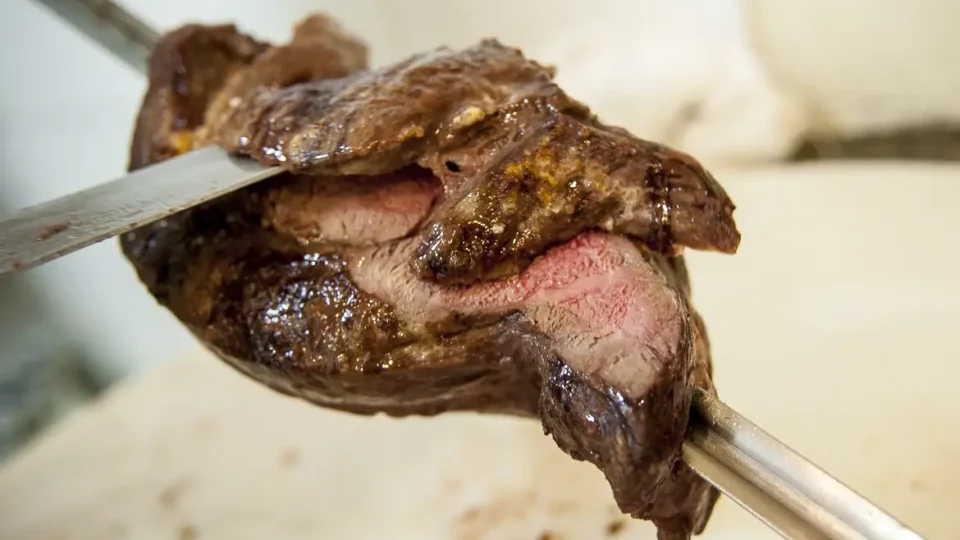 Churrasco e álcool: combinação pode aumentar as chances de desenvolver diferentes tipos de câncer