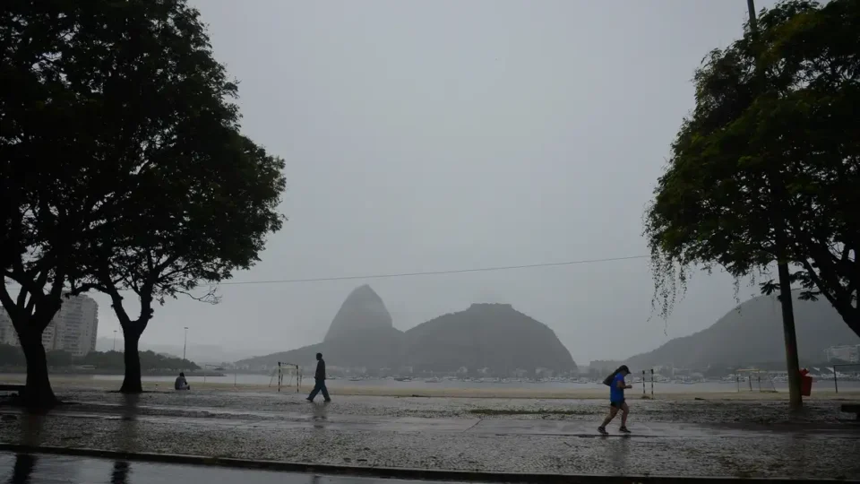 Previsão do tempo: chuva em quase todo o Brasil, calor no Centro-Oeste e geada no RS