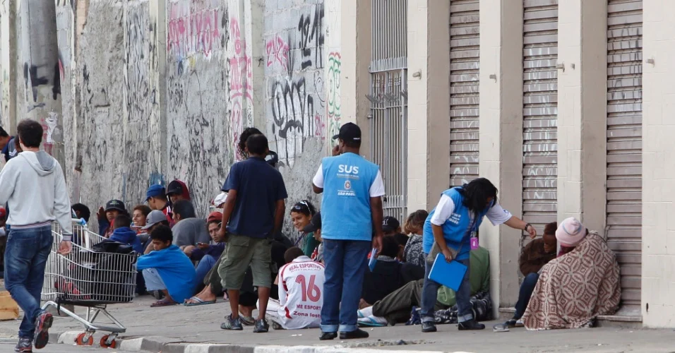 Em 2013, o governo do Estado de São Paulo anunciou a terceirização do atendimento na Cracolândia com a criação de um centro de convivência e internação na Rua Helvétia, em pleno “fluxo”. O espaço previa leitos para desintoxicação e moradias temporárias, mas a iniciativa enfrentou críticas e não alterou a permanência dos usuários na região. Foto: UOL Notícias
