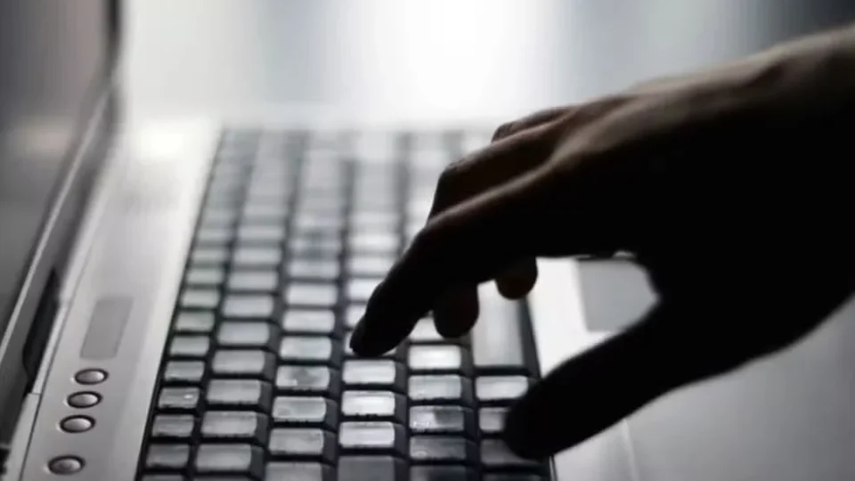 Vazamento de dados expõe 16 bilhões de senhas da Apple, Google e Facebook