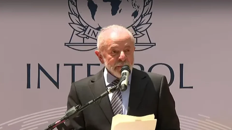 Em visita à sede da Interpol, Lula propõe frente internacional contra o crime