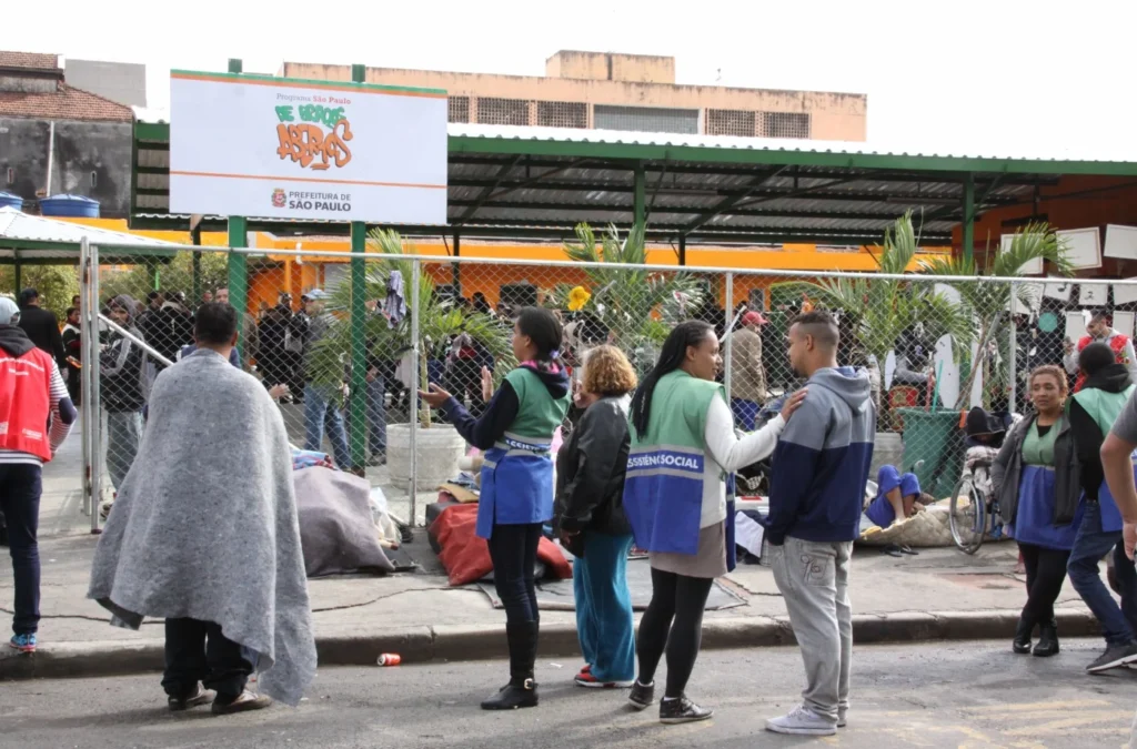 Espaço da Tenda do programa De Braços Abertos, na Rua Helvétia, reformado para oferecer banho, lavanderia, oficinas e atendimento a pessoas em situação de rua e dependência química. A estrutura fez parte de uma política de cuidado e redução de danos na região da Luz, em 2016, na cidade de São Paulo. Foto: Prefeitura de São Paulo
