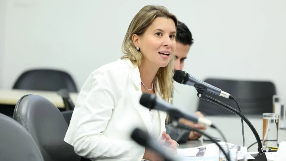 Deputada aliada critica fala de Zema sobre ditadura: ‘Questionar a democracia é inaceitável’